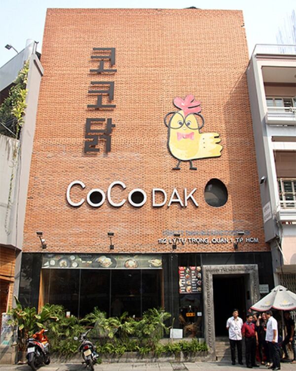 Nhà hàng xây bít bùng mặt tiền không lối thoát hiểm. - Sputnik Việt Nam