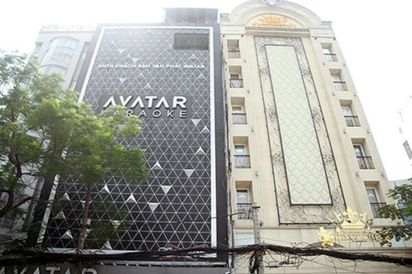 Hai quán karaoke có bảng quảng cáo bít kín mặt tiền. - Sputnik Việt Nam