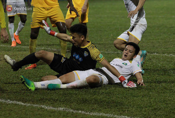 Hoàng Văn Khánh nỗ lực nhưng không thể đánh bại Tiến Dũng. - Sputnik Việt Nam