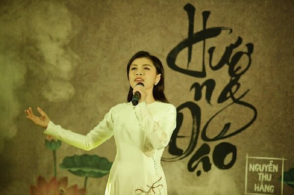 Sau album nhạc Phật Giáo “Hương đạo”, Thu Hằng đang có một loạt các dự án âm nhạc sẽ lần lượt được ra mắt trong năm nay, dự kiến là sẽ có nhiều bất ngờ đối với khán giả. - Sputnik Việt Nam