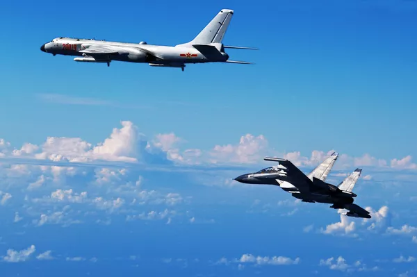 máy bay Su-30 và H-6K của Trung Quốc máy bay Su-30 và H-6K của Trung Quốc - Sputnik Việt Nam