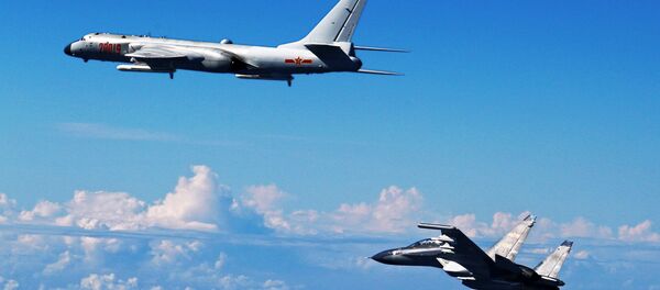 máy bay Su-30 và H-6K của Trung Quốc - Sputnik Việt Nam