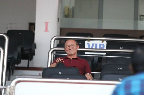 HLV Park Hang Seo tới sân theo dõi các cầu thủ thi đấu. - Sputnik Việt Nam
