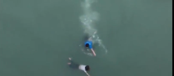 Nam thanh niên dũng cảm lao xuống dòng nước cứu cô gái trẻ nhảy cầu - Sputnik Việt Nam