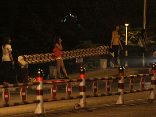 Gái bán dâm công khai chào mời khách trên cầu Bông, quận Bình Thạnh, TP.HCM.  - Sputnik Việt Nam