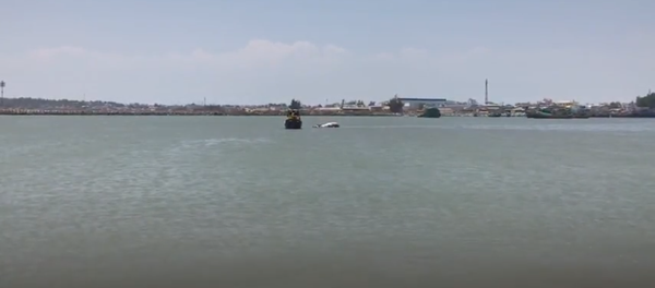 Ngư dân Việt an táng cá voi nặng 2,5 tấn (Video) Ngư dân Việt an táng cá voi nặng 2,5 tấn (Video) - Sputnik Việt Nam