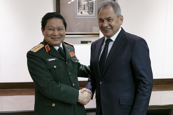 Lộ trình phát triển hợp tác quân sự song phương Nga-Việt giai đoạn 2018-2020 đã được ký kết trong ngày thứ Tư tại Mátxcơva sau cuộc hội đàm của Bộ trưởng Quốc phòng Nga, Đại tướng Sergei Shoigu, và Bộ trưởng Quốc phòng Việt Nam, Đại tướng Ngô Xuân Lịch. Lộ trình phát triển hợp tác quân sự song phương Nga-Việt giai đoạn 2018-2020 đã được ký kết trong ngày thứ Tư tại Mátxcơva sau cuộc hội đàm của Bộ trưởng Quốc phòng Nga, Đại tướng Sergei Shoigu, và Bộ trưởng Quốc phòng Việt Nam, Đại tướng Ngô Xuân Lịch. - Sputnik Việt Nam