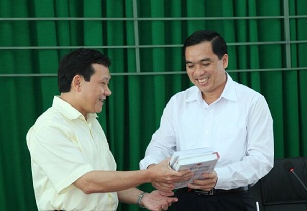 Ông Huỳnh Quang Hưng (phải), Phó Chủ tịch UBND huyện Phú Quốc. Ông Huỳnh Quang Hưng (phải), Phó Chủ tịch UBND huyện Phú Quốc. - Sputnik Việt Nam