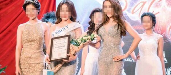 Nguyễn Thị Ngọc (thứ 2, từ trái sang) khi nhận danh hiệu Á khôi 1 tại cuộc thi cuộc chiến sắc đẹp tổ chức tại Hà Nội đầu 2017 - Sputnik Việt Nam