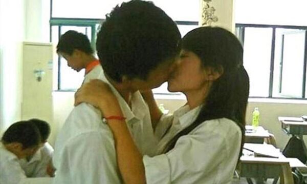 Cô giáo sốc khi phát hiện hai học sinh yêungay trong nhà vệ sinh Cô giáo sốc khi phát hiện hai học sinh yêungay trong nhà vệ sinh - Sputnik Việt Nam