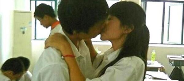 Phản cảm những pha học sinh hôn nhau ngay trong lớp Phản cảm những pha học sinh hôn nhau ngay trong lớp - Sputnik Việt Nam