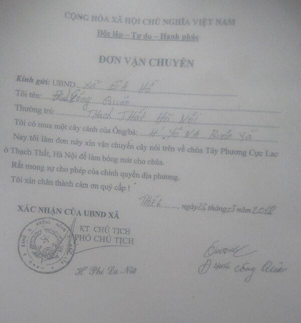 Bà H’Phi La Nê, Phó Chủ tịch UBND xã Ea Hồ cho biết, bà không hề ký xác nhận vào đơn xin vận chuyển cây cổ thụ. - Sputnik Việt Nam