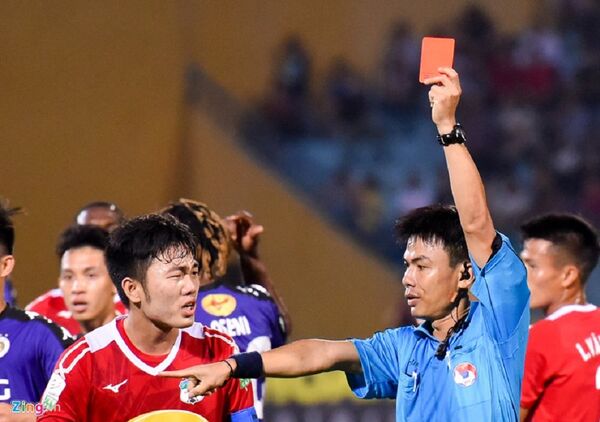 HAGL còn chịu thêm tổn thất khi Tăng Tiến dính thẻ đỏ ở cuối hiệp một HAGL còn chịu thêm tổn thất khi Tăng Tiến dính thẻ đỏ ở cuối hiệp một - Sputnik Việt Nam