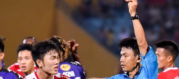 HAGL còn chịu thêm tổn thất khi Tăng Tiến dính thẻ đỏ ở cuối hiệp một HAGL còn chịu thêm tổn thất khi Tăng Tiến dính thẻ đỏ ở cuối hiệp một - Sputnik Việt Nam