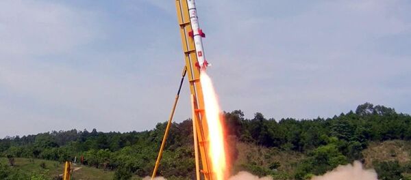 Mẫu tên lửa thử nghiệm TV-01 khởi động trên bệ phóng - Sputnik Việt Nam