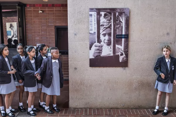 Các nữ sinh Nam Phi bên tấm áp-phích với chân dung bà Winnie Madikizela-Mandela vợ cũ của ông Nelson Mandela, trên bức tường nhà bà ở Soweto Các nữ sinh Nam Phi bên tấm áp-phích với chân dung bà Winnie Madikizela-Mandela vợ cũ của ông Nelson Mandela, trên bức tường nhà bà ở Soweto - Sputnik Việt Nam