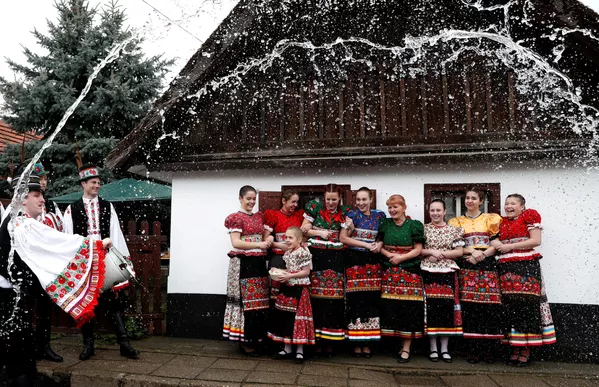 Những người đàn ông vẩy nước vào phụ nữ trong lễ hội Phục Sinh ở Mezokovesd, Hungary Những người đàn ông vẩy nước vào phụ nữ trong lễ hội Phục Sinh ở Mezokovesd, Hungary - Sputnik Việt Nam