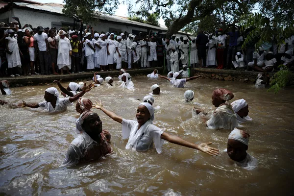 Tắm ở hồ bơi trong lễ hội dân gian Voodoo ở Haiti Tắm ở hồ bơi trong lễ hội dân gian Voodoo ở Haiti - Sputnik Việt Nam