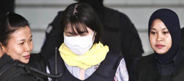 Đoàn Thị Hương, ở giữa, được cảnh sát hộ tống tới phiên xét xử tại Toà án Tối cao Shah Alam, Malaysia, hôm Thứ Tư, ngày 14 tháng 3 năm 2018 Đoàn Thị Hương, ở giữa, được cảnh sát hộ tống tới phiên xét xử tại Toà án Tối cao Shah Alam, Malaysia, hôm Thứ Tư, ngày 14 tháng 3 năm 2018 - Sputnik Việt Nam