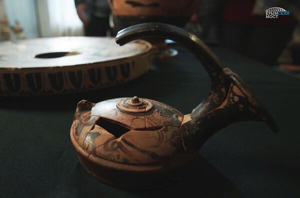 Các nhà khảo cổ phát hiện bát đĩa cổ ở khu khai quật gần cầu Crưm - Sputnik Việt Nam