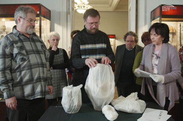 Các nhà khảo cổ phát hiện bát đĩa cổ ở khu khai quật gần cầu Crưm - Sputnik Việt Nam