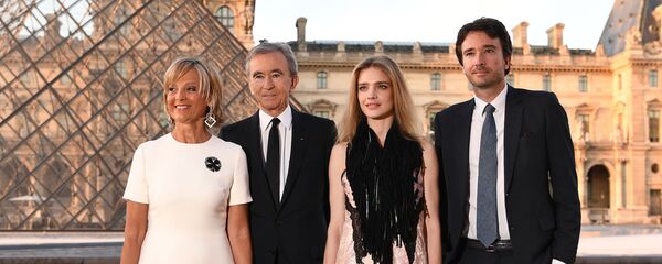 Президент группы компаний Louis Vuitton Moët Hennessy Бернар Арно со семьей в Париже - Sputnik Việt Nam