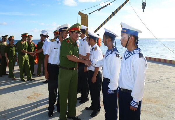 Trung tướng Phan Văn Vĩnh trong chuyến công tác tại đảo Trường Sa (tháng 5/2015) - Sputnik Việt Nam