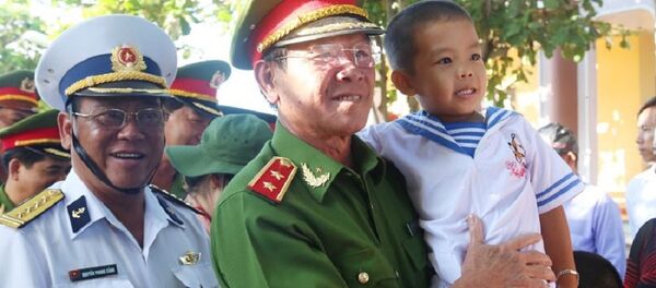 Trung tướng Phan Văn Vĩnh thăm đảo Trường Sa. Trung tướng Phan Văn Vĩnh thăm đảo Trường Sa. - Sputnik Việt Nam