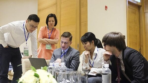 Ông Yury Namestnikov (ngoài cùng bên phải) trao đổi về công việc với các chuyên gia của Kaspersky. - Sputnik Việt Nam