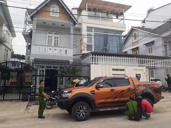 Chiếc xe bán tải của Tuấn đậu trước nhà ông B. cũng bị trúng đạn