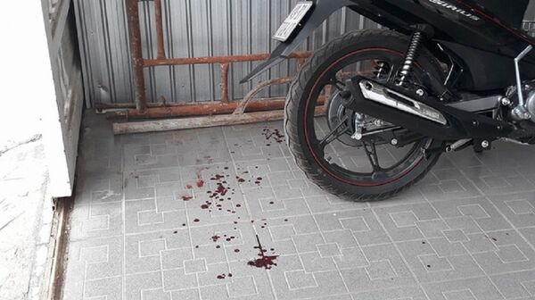 Vết máu tại hiện trường nơi anh cha con anh A. bị bắn trúng Vết máu tại hiện trường nơi anh cha con anh A. bị bắn trúng - Sputnik Việt Nam