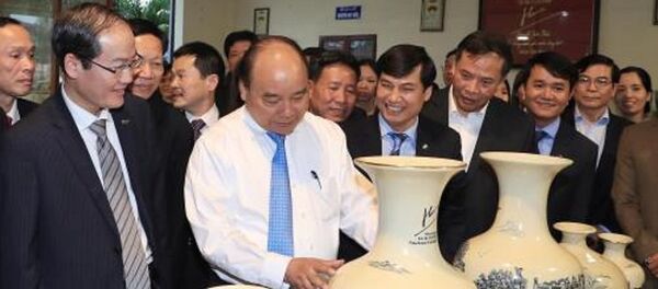 Thủ tướng Nguyễn Xuân Phúc đến thăm Công ty cổ phần gốm Chu Đậu. - Sputnik Việt Nam