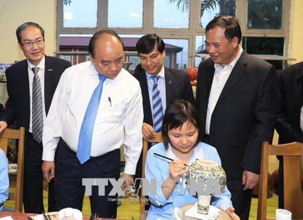 Thủ tướng Nguyễn Xuân Phúc chứng kiến công nhân chế tác gốm. - Sputnik Việt Nam