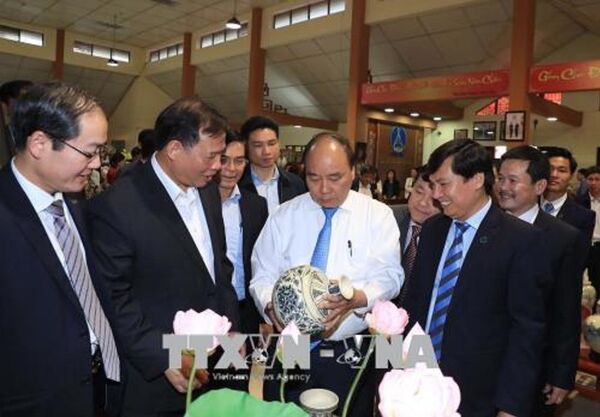 Thủ tướng Nguyễn Xuân Phúc đến thăm Công ty cổ phần gốm Chu Đậu. - Sputnik Việt Nam