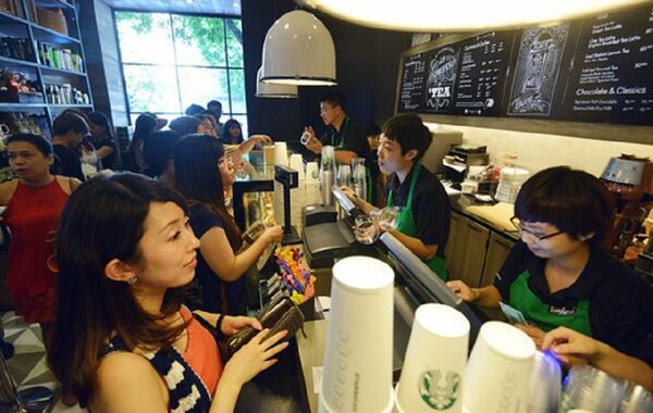 Cuộc chiến chuỗi cửa hàng cà phê vẫn diễn ra khốc liệt với hàng chục tên tuổi lớn trên thị trường, trong đó cũng có không ít chuỗi rời cuộc chơi. - Sputnik Việt Nam