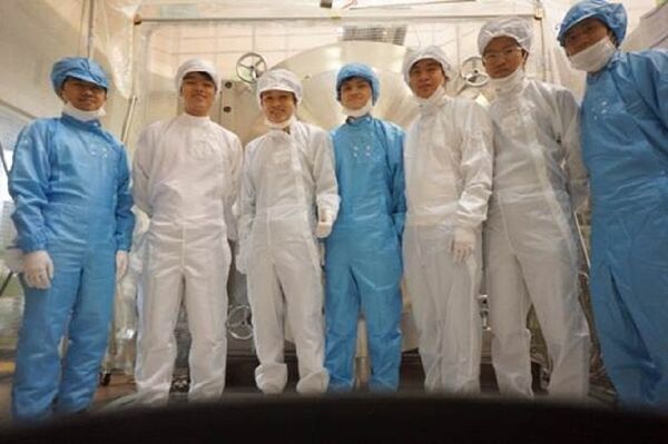 Các kỹ sư trẻ của TTVTQG thử nghiệm vệ tinh Micro Dragon tại Học viện Kỹ thuật Kyushu (Nhật Bản)  - Sputnik Việt Nam