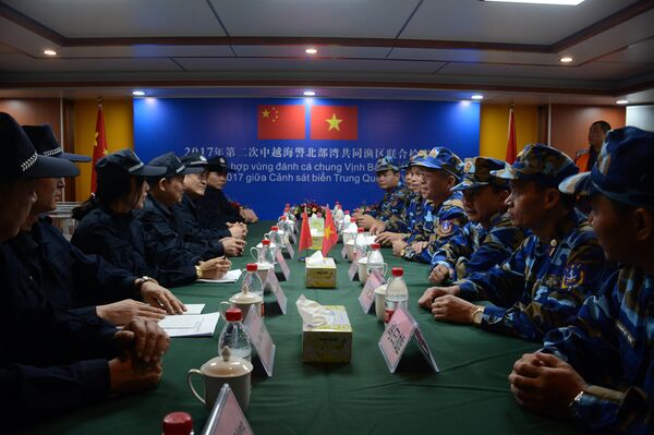 Lực lượng CSB Việt Nam và Trung Quốc  tiến hành hội đàm trên tàu 3303. - Sputnik Việt Nam