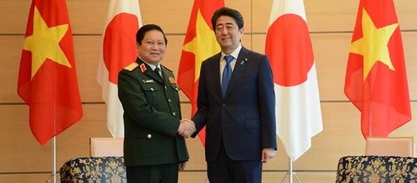 Thủ tướng Nhật Bản Shinzo Abe tiếp Đại tướng Ngô Xuân Lịch, Ủy viên Bộ Chính trị, Phó bí thư Quân ủy Trung ương, Bộ trưởng Bộ Quốc phòng Việt Nam trong chuyến thăm chính thức Nhật Bản - Sputnik Việt Nam