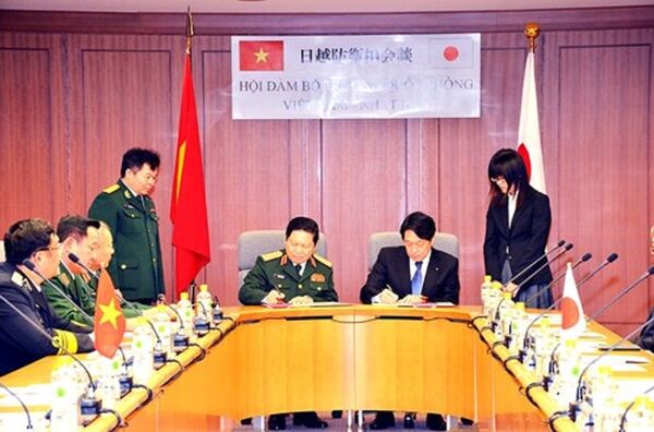 Bộ trưởng Quốc phòng hai nước đã ký Tuyên bố Tầm nhìn chung về quan hệ quốc phòng Việt Nam – Nhật Bản - Sputnik Việt Nam