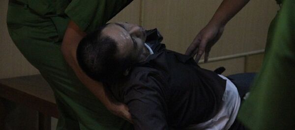 Bị cáo Cao Hồng Phúc ngất xỉu khi nghe tòa tuyên tử hình. Bị cáo Cao Hồng Phúc ngất xỉu khi nghe tòa tuyên tử hình. - Sputnik Việt Nam