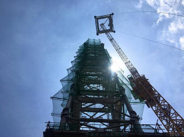 Tháp thép cuối cùng được đưa lên vị trí lúc 12h30, và sau 1 tiếng thì việc thi công hoàn tất. - Sputnik Việt Nam