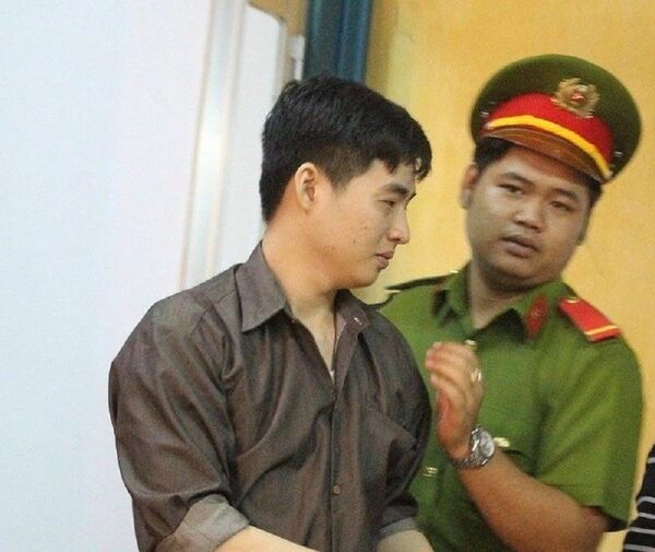 Bị cáo Tây bịn rịn với người thân trước khi bị dẫn giải về trại - Sputnik Việt Nam