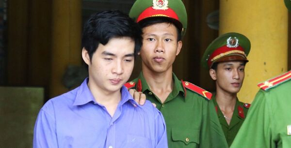 Bị cáo Quách Phước Hồ Tây bị áp giải sau phiên xử - Sputnik Việt Nam