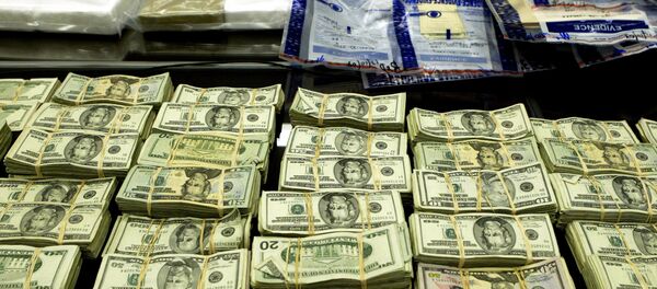 Cocaine và tiền bị FBI thu giữ trong một cuộc điều tra của một vụ án ma túy có trụ sở tại Mexico được trưng bày trong tại cuộc họp báo tại tòa nhà Liên bang Dirksen ngày Thứ Hai 13 tháng 12, 2004, ở Chicago - Sputnik Việt Nam