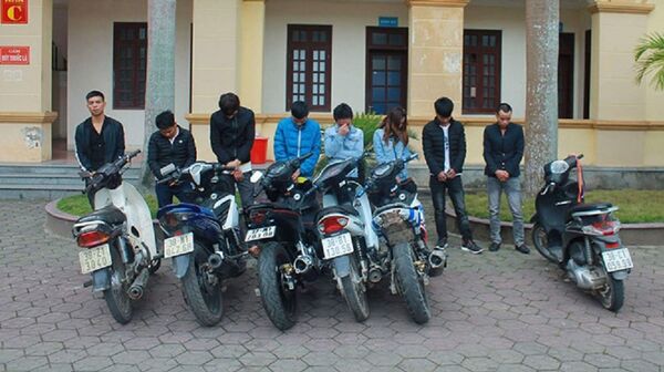 Nhóm thanh niên dương tính với ma túy trong quán karaoke - Sputnik Việt Nam