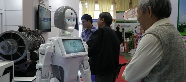 Khách thăm Triển lãm “Vietnam Expo 2018” nghiên cứu sản phẩm mới nhất – cô gái robot Kiki – của công ty điện tử Nga chuyên về robot điện tử Alfa Robotics - Sputnik Việt Nam