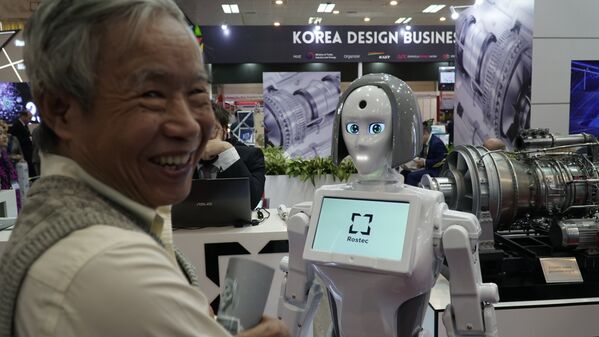 Khách thăm Triển lãm “Vietnam Expo 2018” nghiên cứu sản phẩm mới nhất – cô gái robot Kiki – của công ty điện tử Nga chuyên về robot điện tử Alfa Robotics - Sputnik Việt Nam