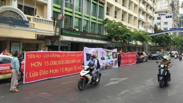 Hình ảnh người tham gia tố cáo Modern Tech lừa đảo 15.000 tỷ lan tràn trên mạng xã hội. - Sputnik Việt Nam