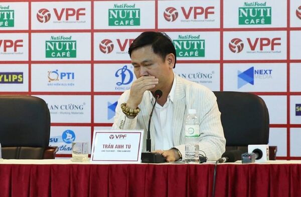 Bầu Tú tại cuộc họp báo chiều 10.4 Bầu Tú tại cuộc họp báo chiều 10.4 - Sputnik Việt Nam