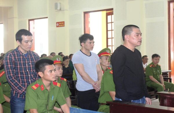 Phạm Văn Hùng (hàng trên cùng), Phạm Văn Tùng và Lò Văn Sao tại phiên xử. - Sputnik Việt Nam